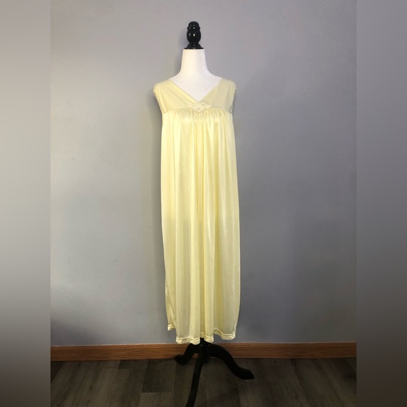 Yellow Flower Vintage Nightgown - Picture 4 of 4